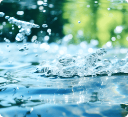 krople wody rozpryskujące się po uderzeniu w powierzchnię